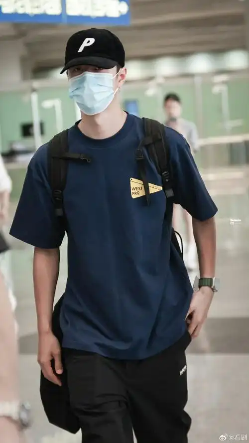 王一博背双肩包机场照##王一博机场双肩包造型