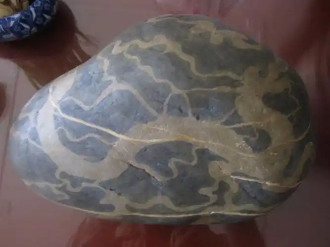 我有块带龙纹图案的石头,不知道是天然的还是人工的,谁帮忙看下?