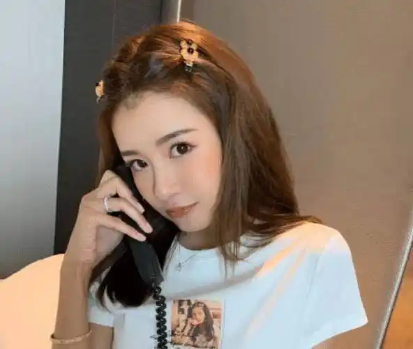 原创陈赫晒两个女儿2岁妹妹包子脸很萌38岁张子萱素颜超年轻