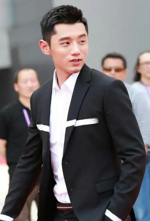 张继科的官方身高是175厘米,在男士当中其实并不属于很高的身材了