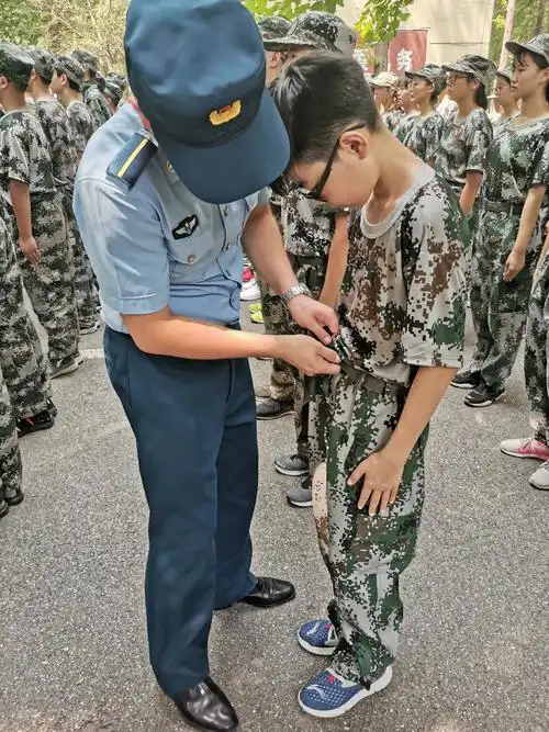 你们享受着孩子们的特有待遇,教官哥哥们为第一次军训的你们整理