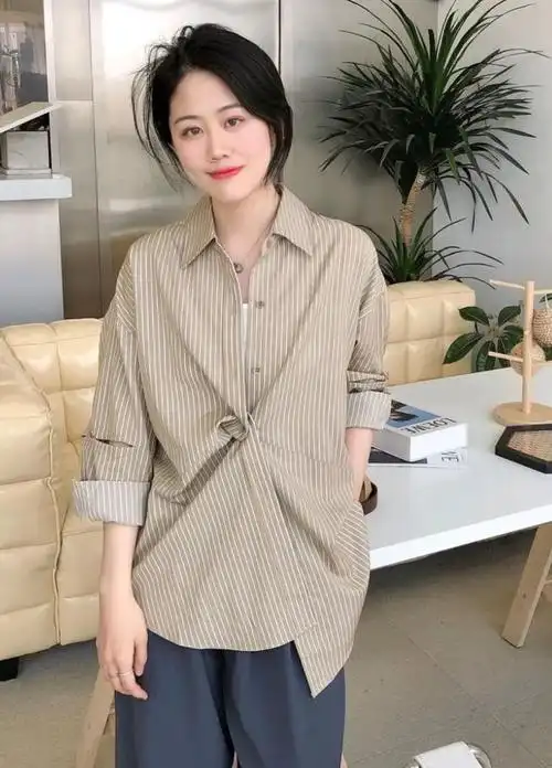 白衬衫的多种穿法叠穿,秋天穿衬衫只会(7)