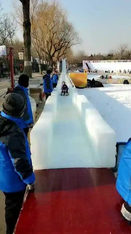 陶然亭公园的冰滑梯开业了