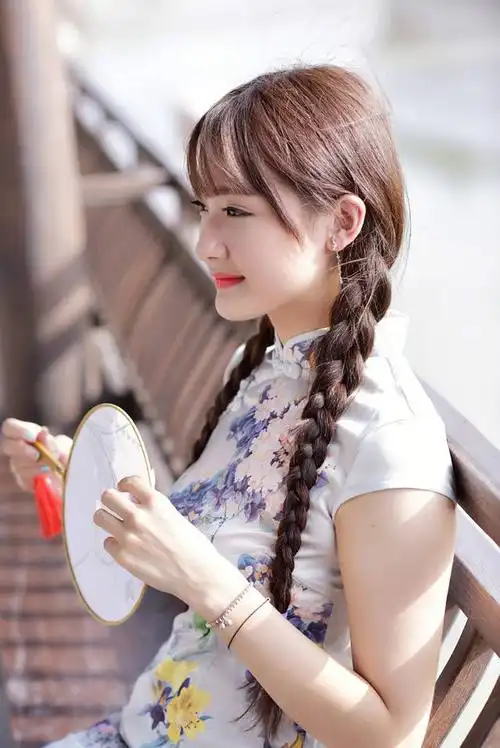 有着民族特色青春靓丽的江南旗袍美女姑娘!