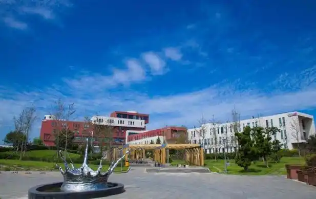 p>青岛电影学院,坐落于山东省 a target="_blank" href="/item/青岛