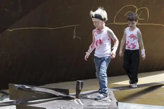 女摄影师让24名孩子拍儿童版僵尸照 引高度争议