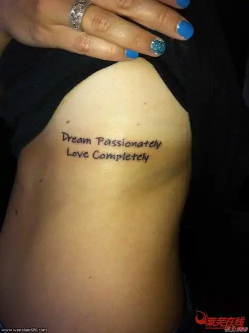 性感漂亮的女性侧肋上个性的纹身图案