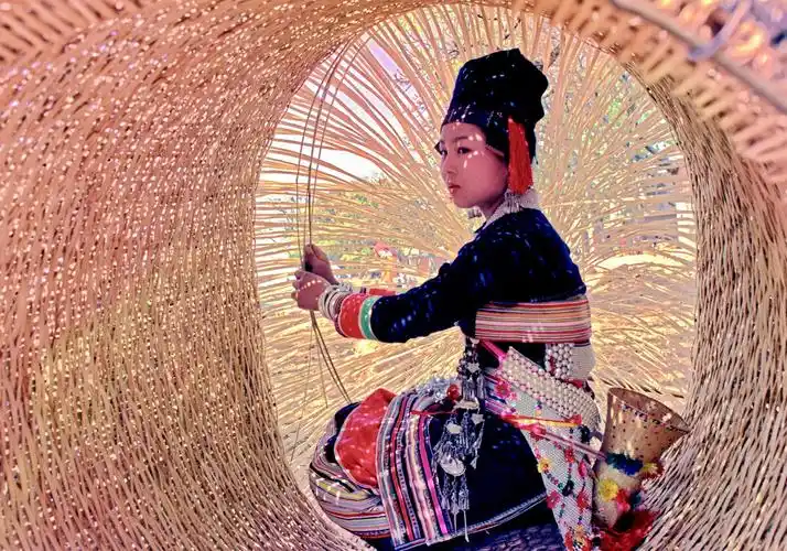 田间地头花腰傣女