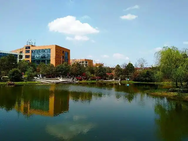 3月28,长沙师范学院北校区,蓝天白云,绿树红花,美如画卷.宋文志 摄