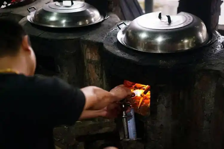 这店卖了6年生蚝,我却为了一煲饭来!_柴火