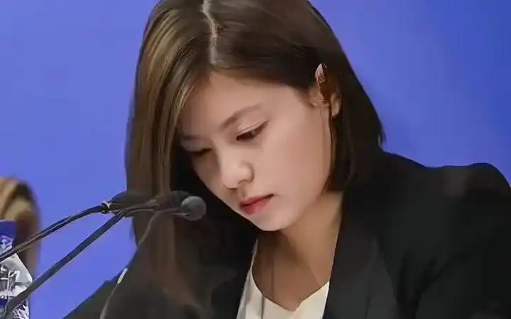 就跟上了翻译速度令人咋舌不仅专业颜值还很高她就是最美翻译官张京