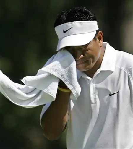 图文-pga锦标赛首轮亚洲球员 崔京周酷暑难耐