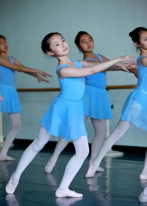 女生芭蕾舞课 [聪聪摄影]