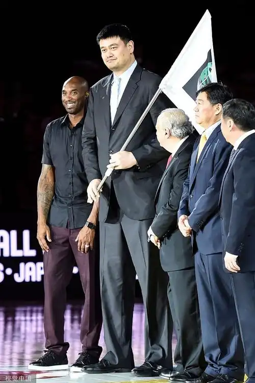 科比姚明再同框!科比秒变小鸟依人 与姚明贴脸说悄悄话_新浪图片