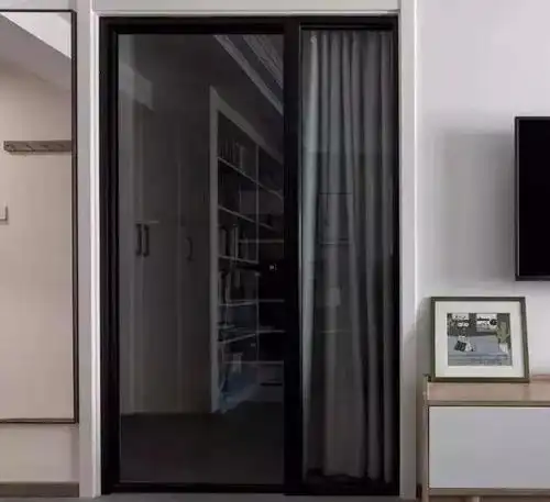 67还采用了玻璃门 窗帘的形式,既增加了空间的通透感,拉上窗帘就是