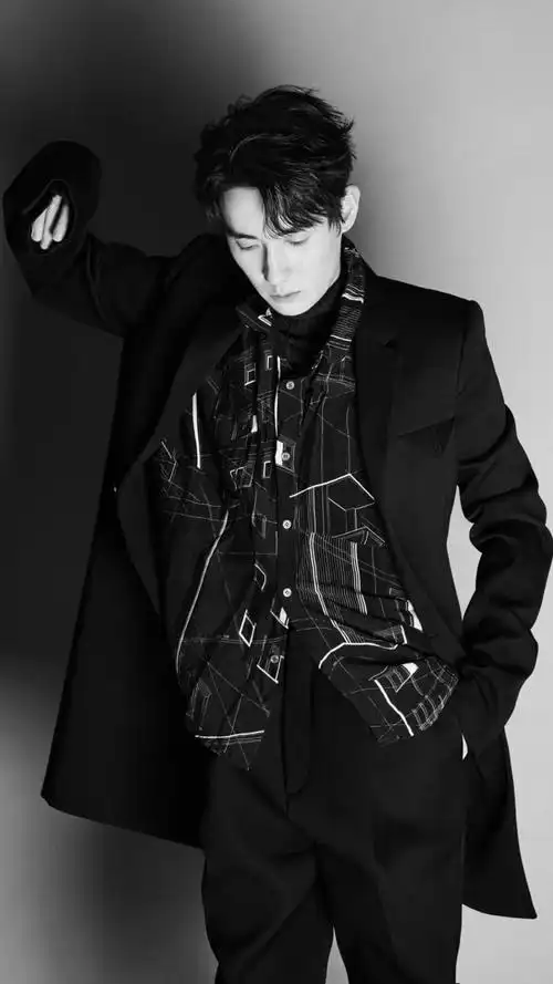 成熟型男朱一龙帅气阳光写真