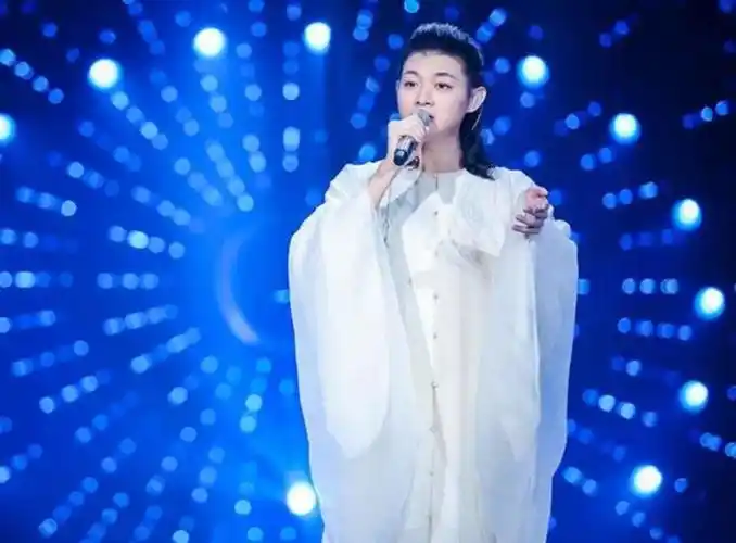 2014年,霍尊参加《中国好歌曲》,他凭借一首《卷珠帘》唱哭刘欢,可以