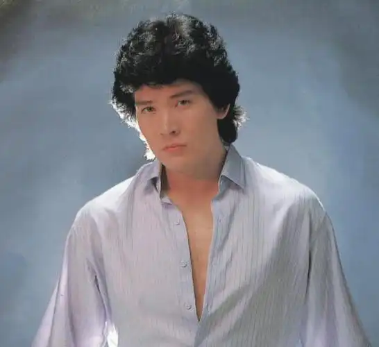 34年过去了,那个在春晚舞台上跳迪斯科的费翔,如今过得怎样?