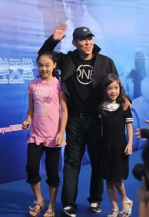 却非常上心,从1999年开始,李连杰在美国专心工作,教育女儿,把两个孩子