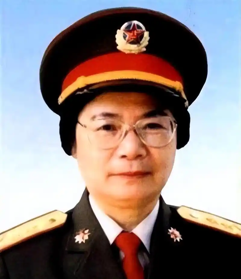 她是中国首位武警女将军,父亲是开国上将杨成武,弟弟是空军中将