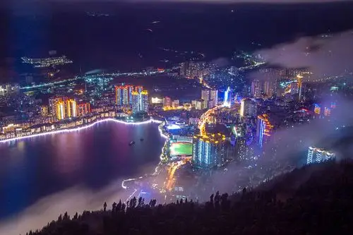 人间仙境——夜色中的锡都个旧.