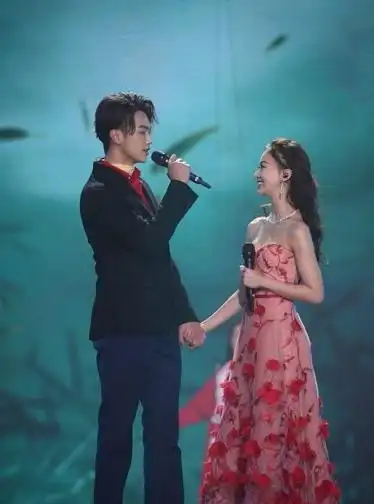 傅璎cp又合体许凯吴谨言牵手献唱深情对视超甜蜜