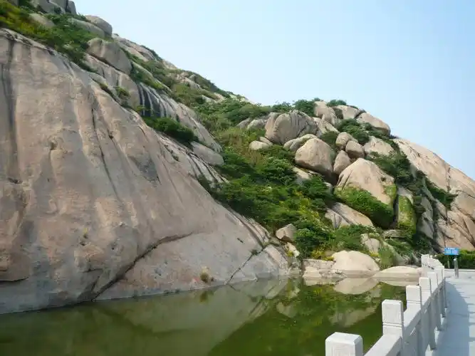 小洋山其实是坐岛从上海开车过东海大桥就到岛不大小半天就能逛完不过