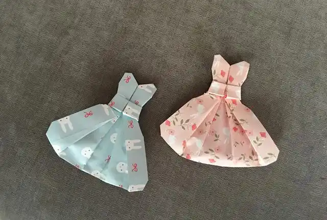 小朋友们都喜欢纸艺手工折纸裙子简单又漂亮的芭比娃娃公主裙的折法