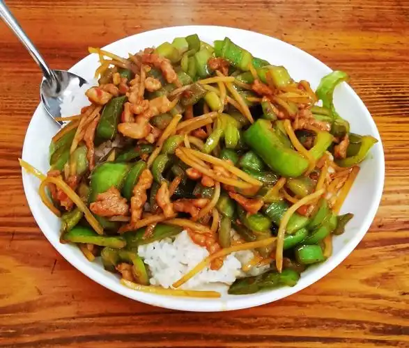 青椒肉丝盖浇饭