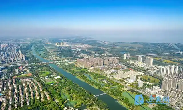 10月11日,无人机航拍宿迁市中心城区,天蓝水碧,水天一色,一派怡人景象