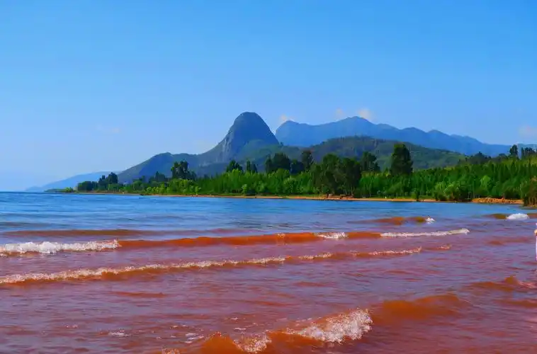 网红打卡地红沙滩拍摄地云南澄江抚仙湖