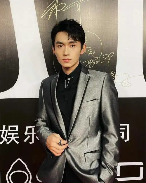 新人演员郑齐撞脸朱一龙引发网友关注