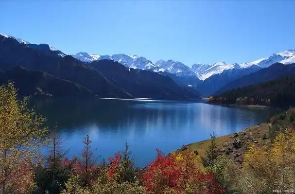 天山天池风景名胜区位于中国新疆维吾尔自治区,是国内旅游中不可错过