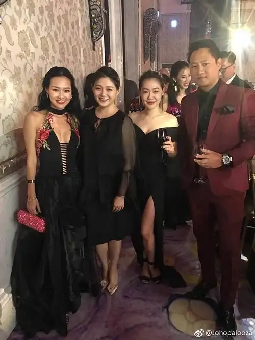 隔壁说到王思佳老公,在他微博找到2张s的图