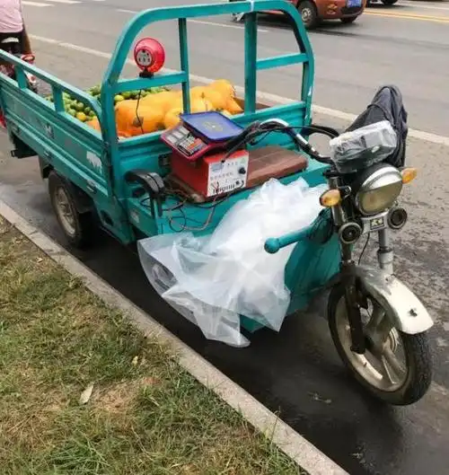 开着一辆电动三轮车,直接堵在我店门口的大街上卖水果