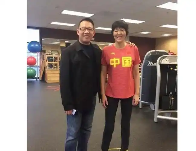 这是女排教练郎平和老公王育成的合影,两人真的是才子佳人!