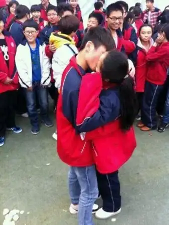 中学生大胆接吻不惧场合