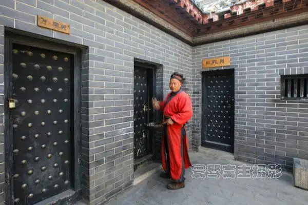 开封府的牢头大哥,你就不怕包大人的三把铡刀么?