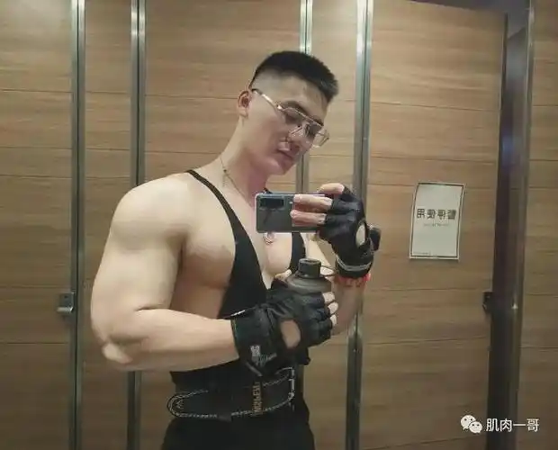 东北大胸哥拍肌肉写真出圈,网友看完后沦陷了|胸肌|型男_网易订阅