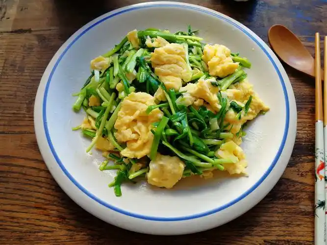 蒜苗炒鸡蛋