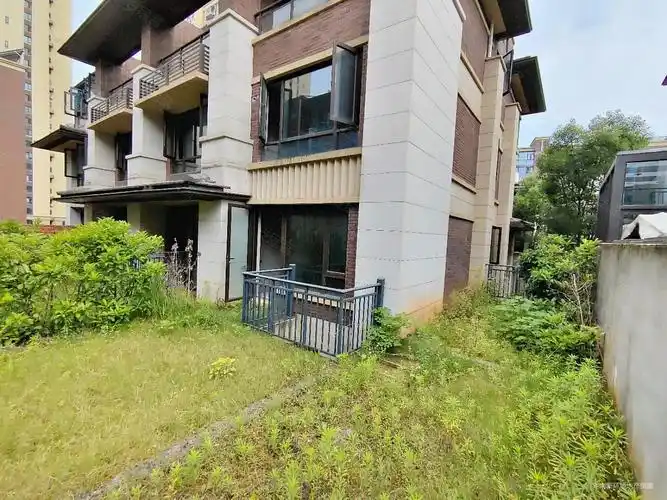 中航城国际社区(别墅)4室2厅4卫170.09㎡南北380万