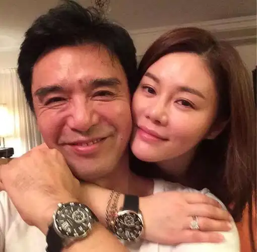 钟镇涛与老婆罕见现身红毯,相差12岁像两代人,女方曾帮其还债务|范姜