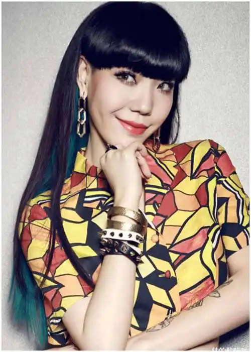 事实证明逐渐消失的吴莫愁早已经走上了一条不归路