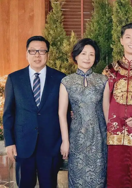 窦骁何超莲大婚全家合影曝光眼尖的网友发现了3大亮点