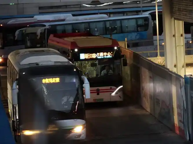 【4k60p】虹桥西交通中心工作日晚高峰到发车盛况