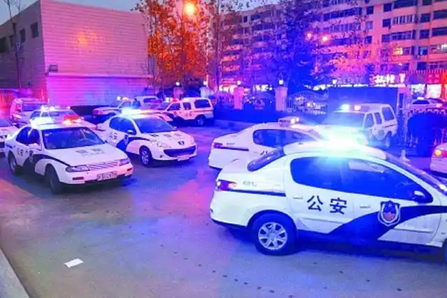 开警车抓犯人时,警察为何要鸣笛?难道不害怕犯人跑了吗?