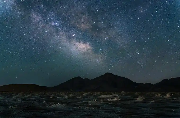 中国青海,夜空下的山景图片下载