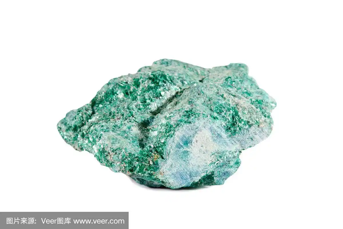 原始矿物铬云母.在白色背景上孤立的物体