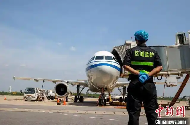 高温下的湖北机场人:顶烈日踏热浪坚守岗位