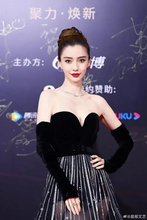 #angelababy墨色天鹅绒抹胸星座裙##angelababy年度热度人物#